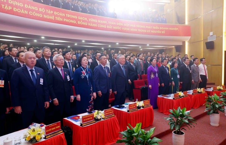 Le vice-Premier ministre permanent Nguyen Hoa Binh et les délégués participant au Congrès. (Photo : VGP/Nguyen Hoang)