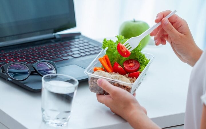 Tự mang cơm đi làm, tôi không chỉ tiết kiệm tiền mà còn có bữa trưa đầy đủ dưỡng chất. (Ảnh minh họa: Adobe)