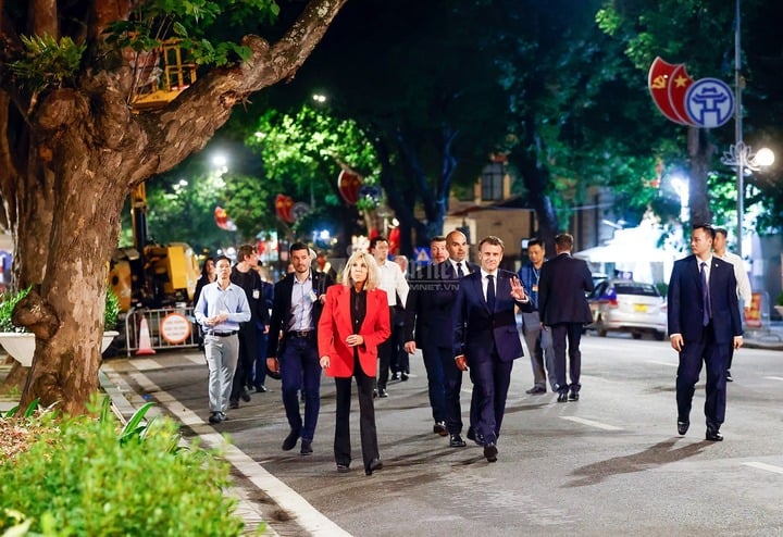 フランス大統領夫妻、夜のホアンキエム湖を散策、カメの標本を鑑賞 - 1
