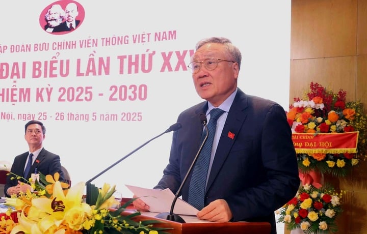 Le vice-Premier ministre permanent Nguyen Hoa Binh a félicité et salué les grandes et importantes réalisations que le Comité du Parti et l'ensemble du système du Groupe VNPT ont accomplies au cours du dernier mandat. (Photo : VGP/Nguyen Hoang)
