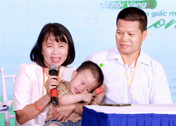 Chị Thắm cùng chồng con chia sẻ tại toạ đàm.