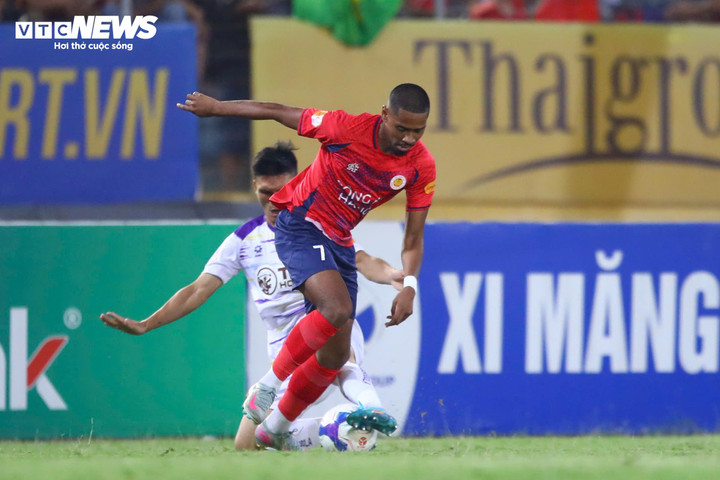 CLB Công an Hà Nội không thể kiểm soát bóng và tấn công. (Ảnh: Kim Chi)