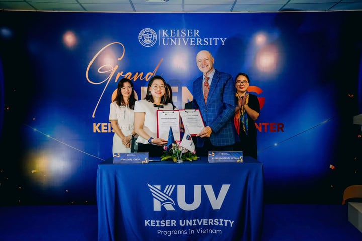 Representantes de Ivy Global School y Keiser University Vietnam en la ceremonia de firma.