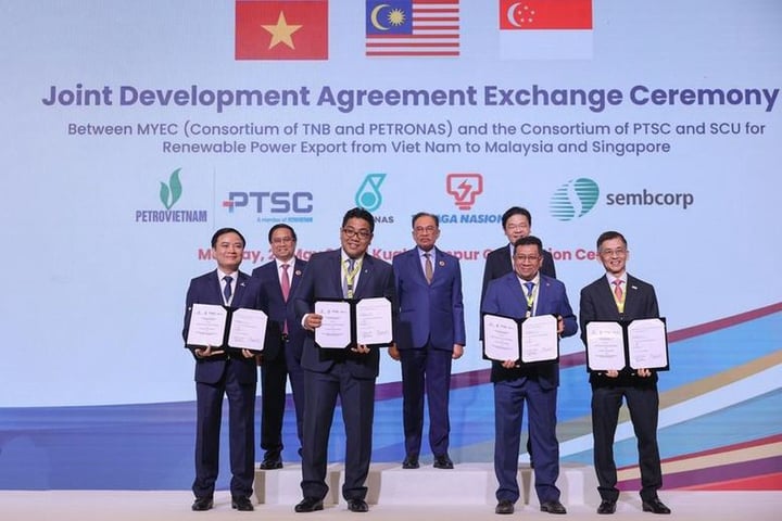 Prime Minister Pham Minh Chinh, Malaysian Prime Minister Anwar Ibrahim and Singaporean Prime Minister Lawrence Wong witnessed the signing ceremony of a cooperation agreement between leading energy corporations of the three countries on the export of renewable electricity from Vietnam to Malaysia and Singapore. (Photo: VGP/Nhat Bac)