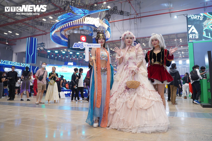 Các bạn trẻ với trang phục cosplay ấn tượng tại Vietnam Gameverse 2025. (Ảnh: Mạnh Hùng)