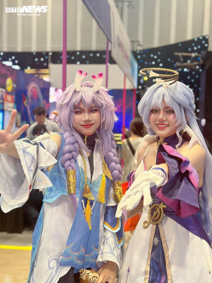 TDuog y Vi Vi están en el mismo grupo de cosplay. Los dos jóvenes tardaron tres horas en preparar su apariencia y vestuario. Estos disfraces se alquilan por unos 400 mil dongs. (Foto: Manh Hung)