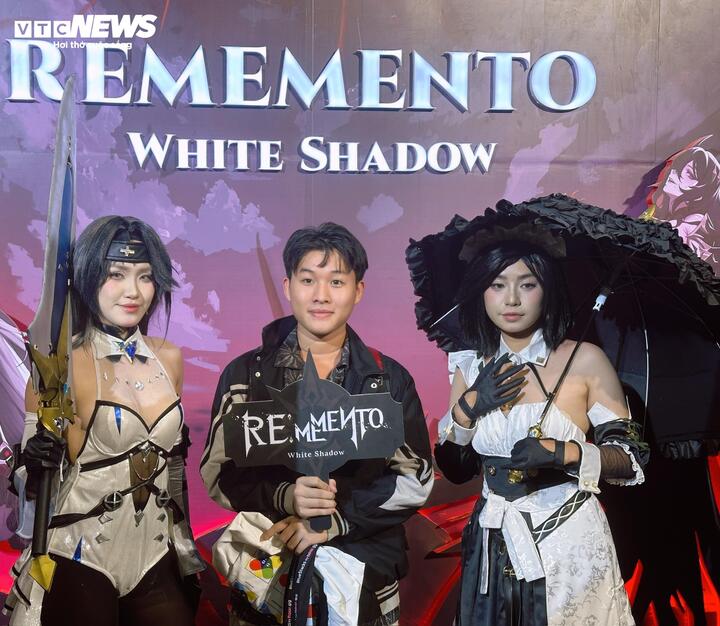 A muchos jóvenes también les gusta tomarse fotografías e interactuar con los cosplayers. (Foto: Manh Hung)