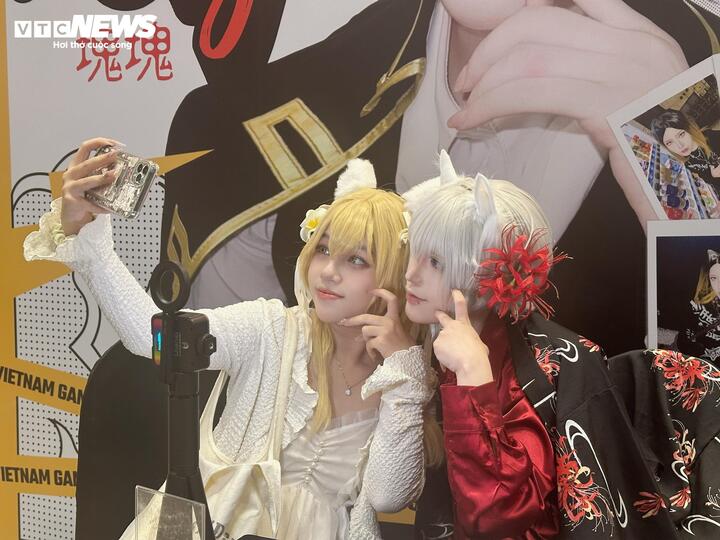 El evento también atrajo a muchos cosplayers de fama internacional. Cry Cry (derecha) es una famosa cosplayer de Taiwán (China) con un avatar masculino. Ella dijo que para convertirse en una cosplayer exitosa, uno necesita actualizar diligentemente imágenes, publicar videos e interactuar con sus seguidores para que más personas la conozcan. (Foto: Manh Hung)