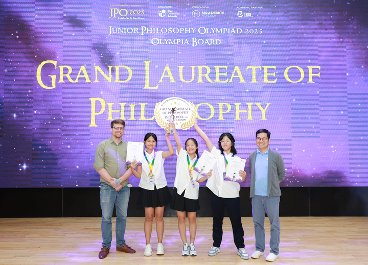 3 học sinh đến từ Quảng Trị vô địch cuộc thi tiếng Anh triết học 2025.