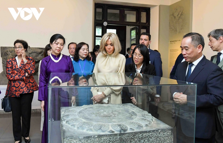 Hai Phu nhân chiêm ngưỡng Bảo vật quốc gia Việt Nam