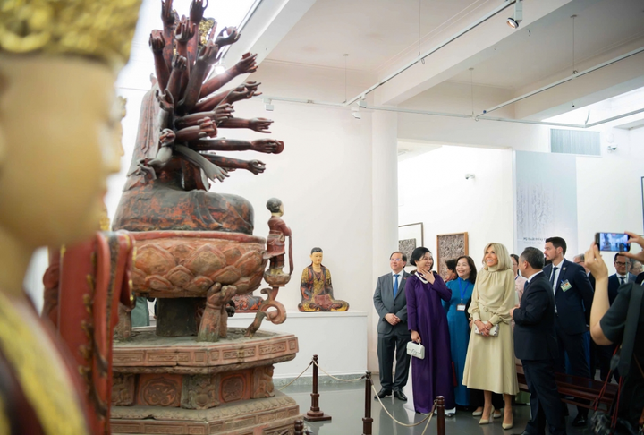 Phu nhân Ngô Phương Ly và Phu nhân Brigitte Macron cũng chiêm ngưỡng tượng Phật bà Quan Âm - một trong những pho tượng Quan Âm Bồ Tát bằng gỗ