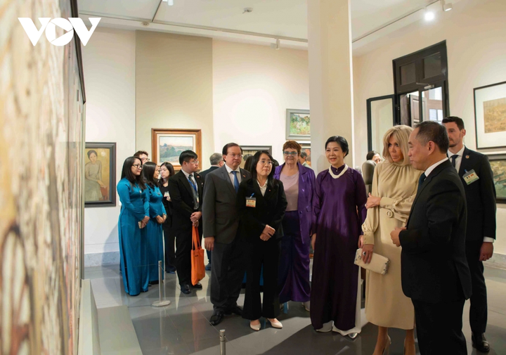 Hai Phu nhân cũng chiêm ngưỡng tác phẩm Bình phong của danh họa Nguyễn Gia Trí