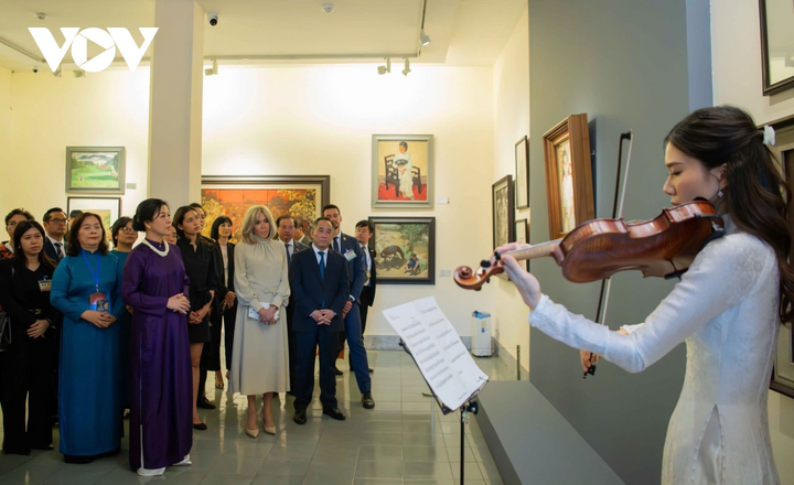 Hai Phu nhân thưởng thức bản nhạc Litte Thúy's Minuet của nhạc sĩ Paul Zetter