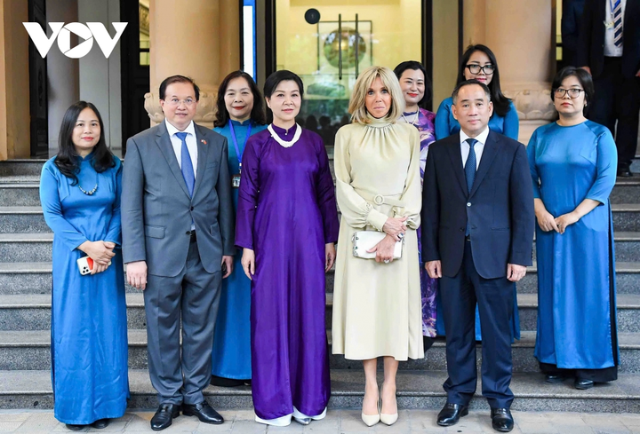 Hai Phu nhân chụp ảnh lưu niệm cùng cán bộ Bảo tàng Mỹ thuật Việt Nam