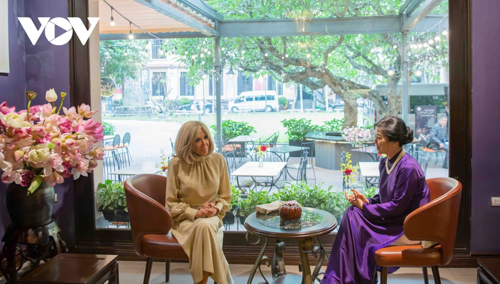 Hai Phu nhân trò chuyện bên trong Bảo tàng Mỹ thuật Việt Nam