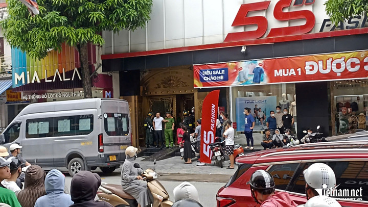 Một ngôi nhà bị khám xét trên đường Lê Hoàn, TP Thanh Hóa. (Ảnh: Trần Nghị)