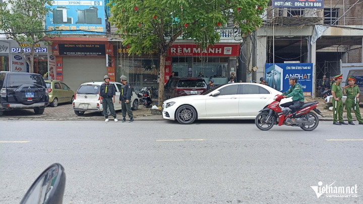 Lực lượng chức năng khám xét ngôi nhà trên đường Trường Thi, TP Thanh Hóa. (Ảnh: Trần Nghị)