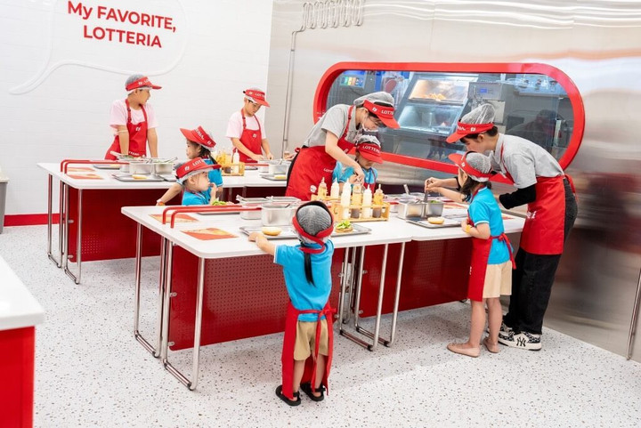 Tại KidZania, các em nhỏ được nhập vai vào nhiều nghề nghiệp khác nhau, giúp nâng cao vốn hiểu biết, tính tự lập. (Ảnh: KidZania)