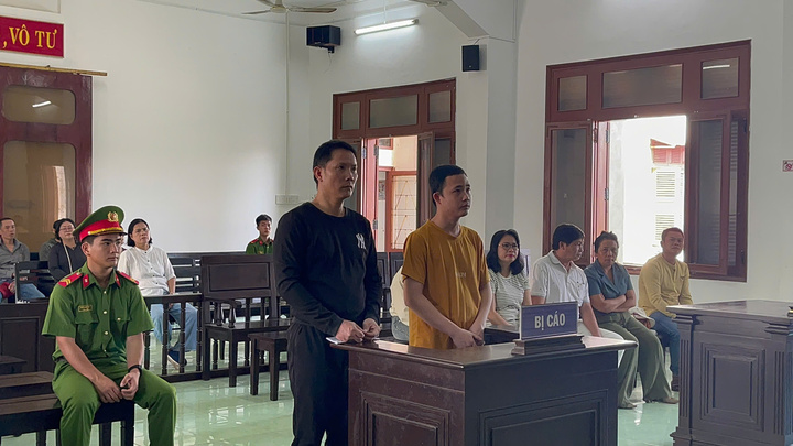 Linh (áo vàng) và Văn (áo đen) tại phiên xử ngày 26/5.