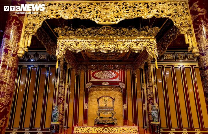 Ngai vua triều Nguyễn là bảo vật quốc gia, luôn được đặt tại vị trí trang trọng, trung tâm Điện Thái Hoà (Đại Nội Huế). (Ảnh: Nguyễn Hoàng)