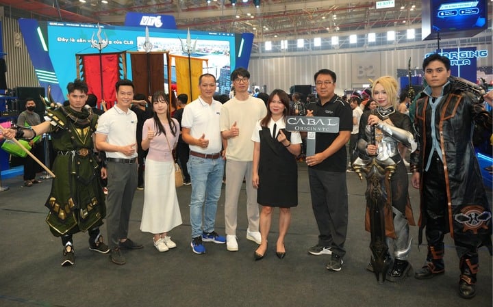 Nhà phát hành VTC và phía đối tác Hàn Quốc cùng dàn cosplayer nhân vật trong tựa game hợp tác và công bố tại Vietnam GameVerse 2025.