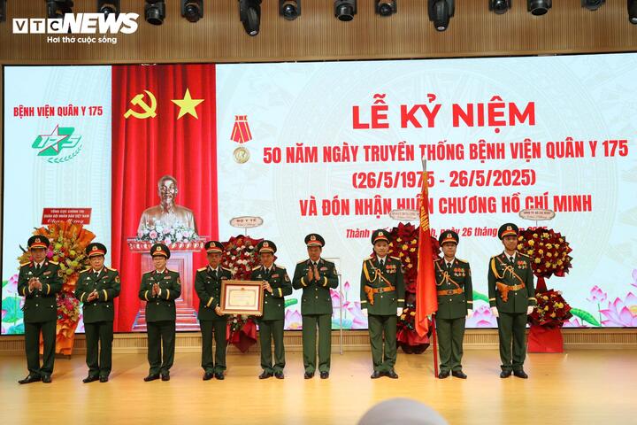 Bệnh viện Quân y 175 đón nhận Huân chương Hồ Chí Minh.