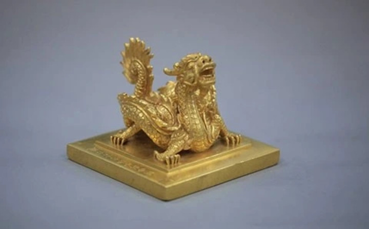 Ấn vàng "Sắc mệnh chi bảo".