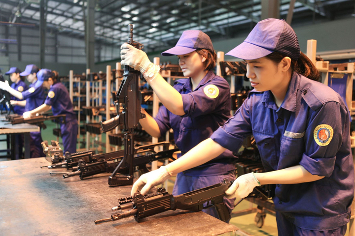 Công nhân Nhà máy Z111 tổng lắp vũ khí bộ binh do nhà máy nghiên cứu, sản xuất. (Ảnh: Báo Quân đội Nhân dân)