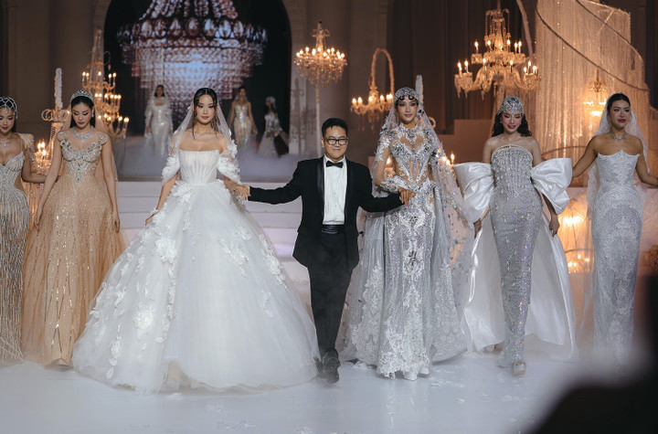 NTK Chung Thanh Phong vừa trình làng bộ sưu tập áo cưới mới với 45 mẫu, diễn mở màn Vietnam Couture Fashion Week 2025 do đạo diễn Long Kan sáng lập.