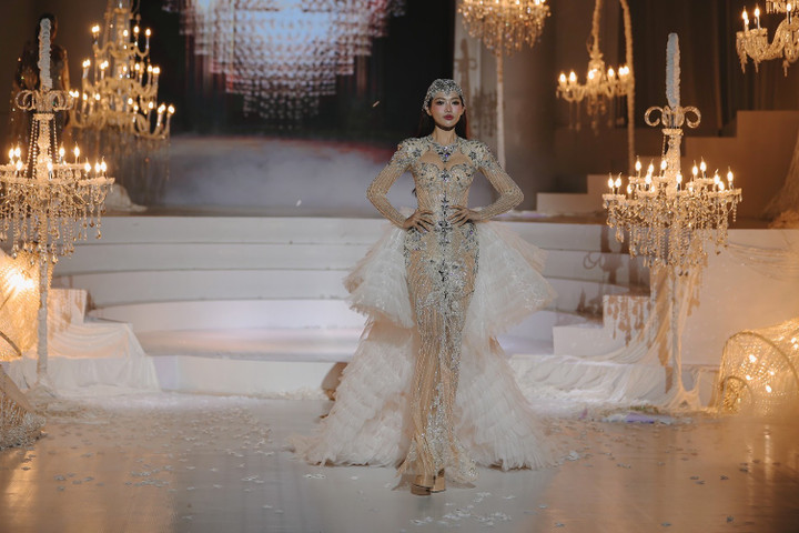 45 bộ đầm cưới gợi lại những dáng váy biểu tượng của thời trang cưới châu Âu thế kỷ trước như đầm công chúa, đuôi cá, peplum, chữ A, trễ vai, dáng cột...