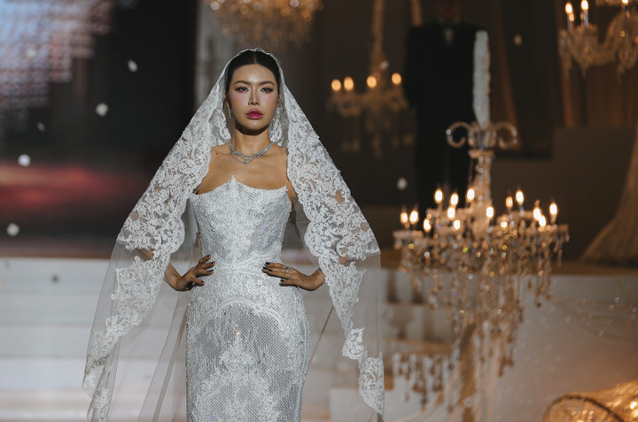 Siêu mẫu Minh Tú diện thiết kế gây ấn tượng bởi chiếc voan đội đầu.