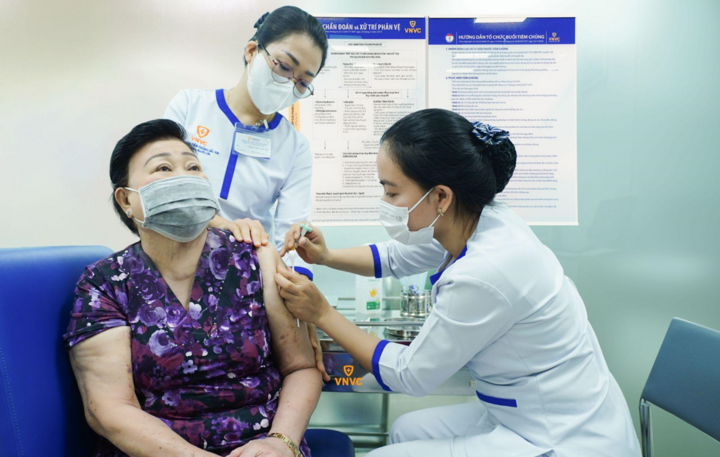 Người lớn tuổi tiêm vaccine phế cầu 20 tại Trung tâm tiêm chủng VNVC sáng 26/5. (Ảnh: Mộc Thảo)