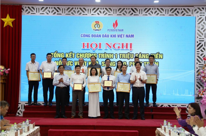 Công đoàn PV Power nhận khen thưởng với thành tích hoàn thành xuất sắc hưởng ứng Chương trình 1 triệu sáng kiến.