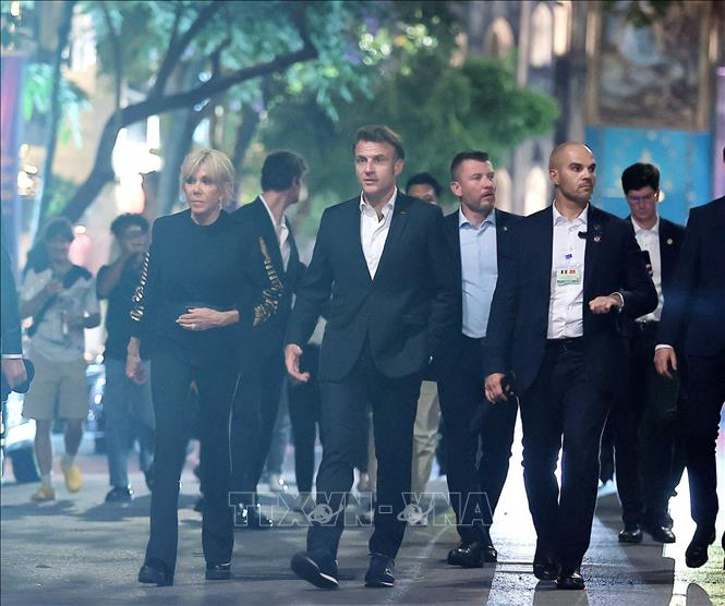 Tổng thống Pháp Emmanuel Macron và Phu nhân dạo phố cổ Hà Nội. (Ảnh: TTXVN)