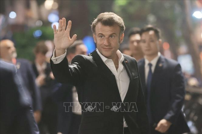 Tổng thống Pháp Emmanuel Macron vẫy chào người dân Thủ đô. (Ảnh: TTXVN)