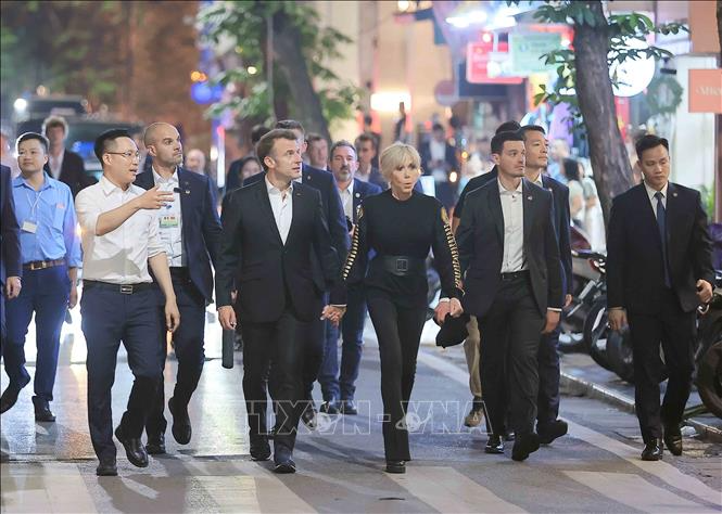 Tổng thống Pháp Emmanuel Macron và Phu nhân dạo phố cổ Hà Nội. (Ảnh: TTXVN)