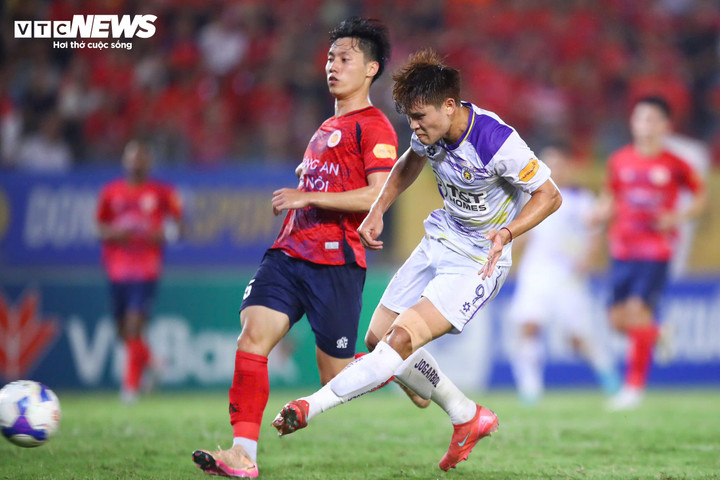 Pha ghi bàn của Tuấn Hải giúp Hà Nội nuôi hy vọng đua vô địch. (Ảnh: Kim Chi)