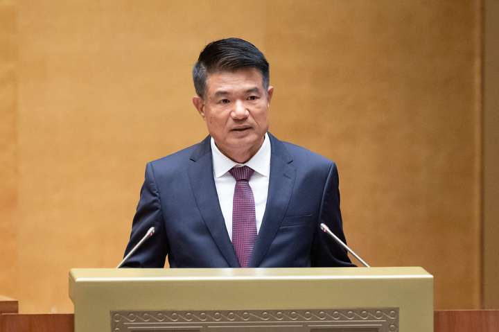 Viện trưởng VKSND Tối cao Nguyễn Huy Tiến thông tin về những điểm mới trong dự án Luật Tương trợ tư pháp về hình sự. (Ảnh: Quochoi.vn)