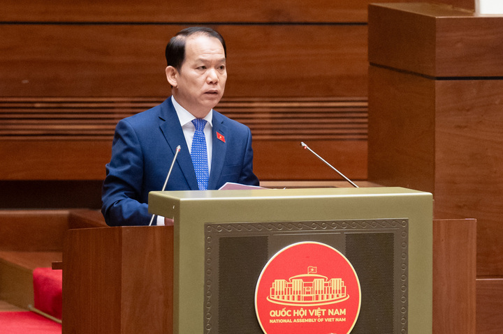 Chủ nhiệm Ủy ban Pháp luật và Tư pháp của Quốc hội Hoàng Thanh Tùng trình bày báo cáo thẩm tra, trong đó có quy định về xử lý trường hợp nước ngoài từ chối yêu cầu dẫn độ. (Ảnh: Quochoi.vn)