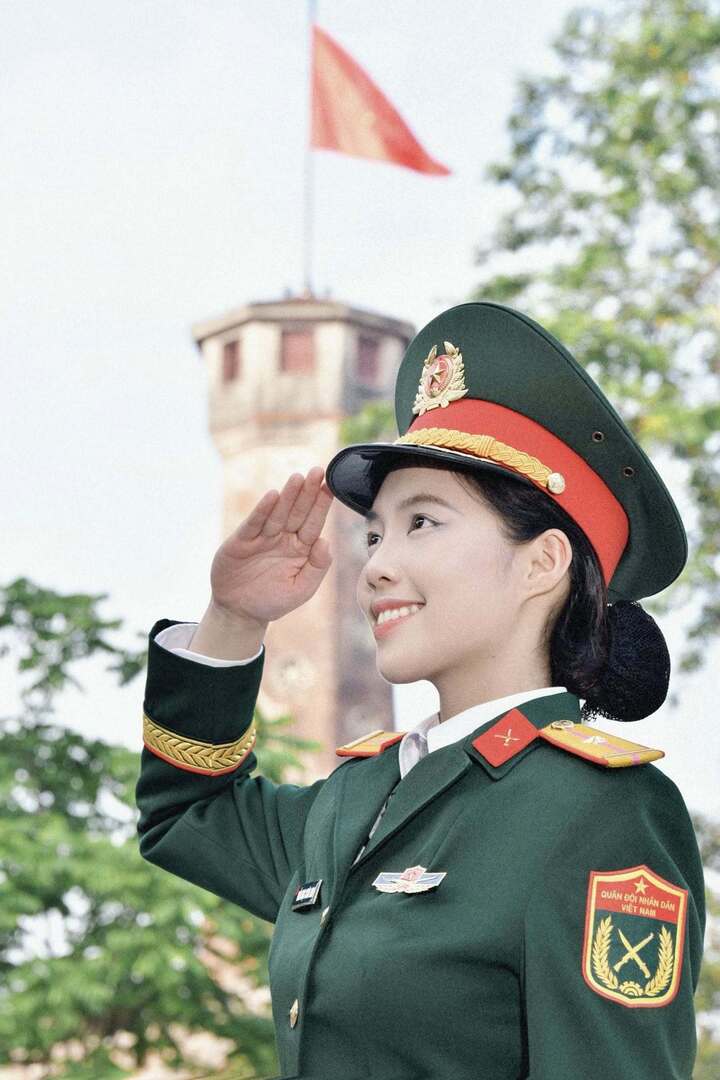 Song song, cô theo học chuyên ngành piano tại Học viện Âm nhạc Quốc gia Việt Nam, nuôi dưỡng tâm hồn qua âm nhạc cổ điển và văn hóa nghệ thuật.