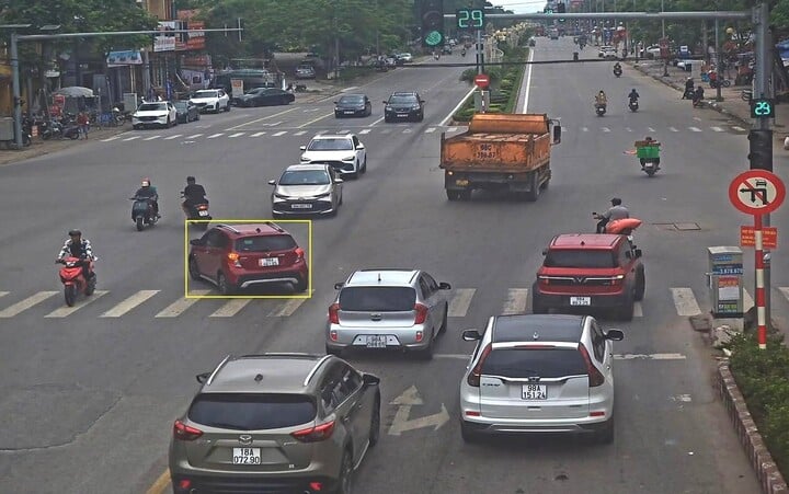 Xe ô tô rẽ trái tại nơi có biển cấm rẽ trái. (Ảnh CA Bắc Giang).