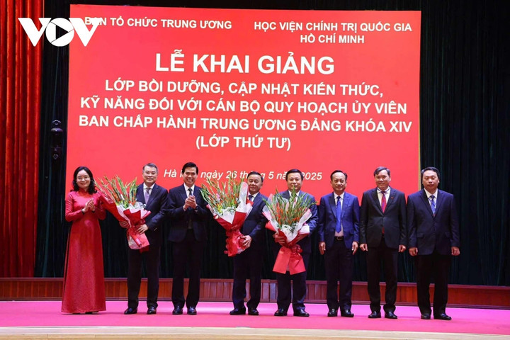 Đại diện các học viên lớp bồi dưỡng tặng hoa các lãnh đạo Đảng và Nhà nước đến dự lễ khai giảng.
