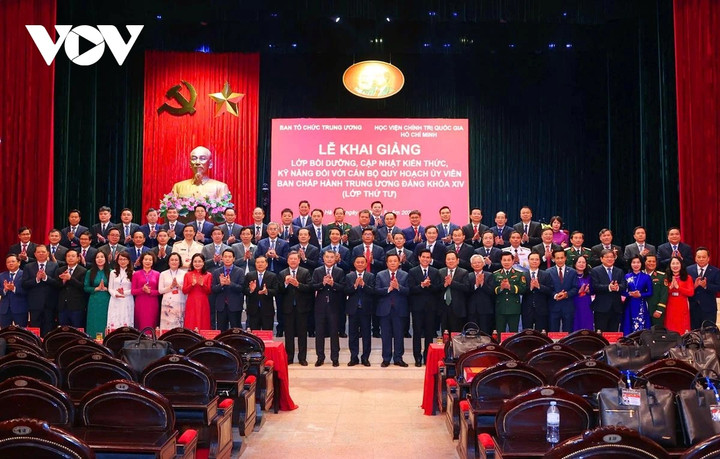 Lãnh đạo Đảng, Nhà nước chụp ảnh chung cùng các học viên lớp bồi dưỡng.