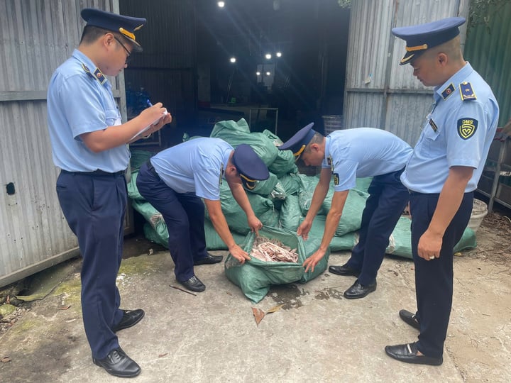 Thu giữ số chân gà chưa sơ chế gồm 1.720 kg.