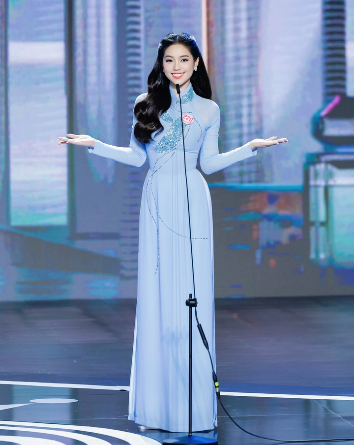 Trần Ngọc Châu Anh (quê Hà Nội) sinh năm 2003 là một trong những thí sinh nổi bật của top 25 người đẹp bước vào vòng Chung kết Hoa hậu Việt Nam 2024 (cuộc thi kéo dài 2 năm).