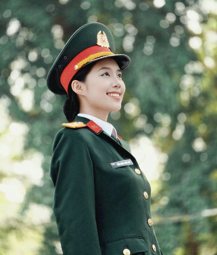 Sinh ra trong gia đình truyền thống quân đội, Châu Anh sớm rèn luyện trong môi trường kỷ luật nghiêm khắc.