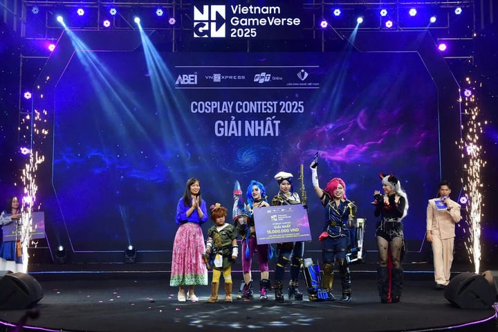 El ambiente se volvió explosivo en la tarde del 27 de mayo, cuando tuvo lugar el Desfile de Cosplay con la participación de cientos de jóvenes. Cerrando el evento se realizará la Final del Concurso de Cosplay 2025 con la participación de 10 concursantes. El primer premio del Concurso de Cosplay 2025 pertenece al equipo Bara Rocket cuando se transformaron en los personajes Jinx, Vi, Caitlyn, Isha. Estos son los personajes de la película Arcane de Riot Games. (Foto: Comité Organizador)