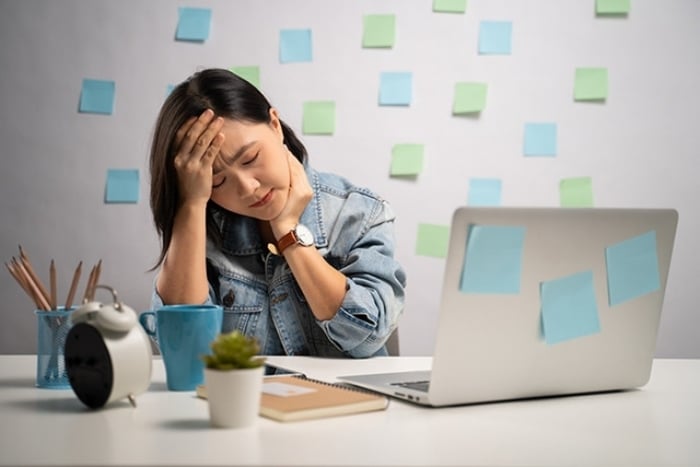 Dân văn phòng thường xuyên ngồi lâu, uống ít nước, thức khuya, nhịn tiểu, bỏ bữa sáng... khiến thận dần suy yếu mà không hay biết. (Ảnh minh hoạ)
