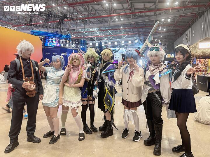 Un grupo de jóvenes asistió al evento. Algunos trajes se confeccionan a medida y cuestan alrededor de 2 millones de VND en el extranjero. (Foto: Manh Hung)
