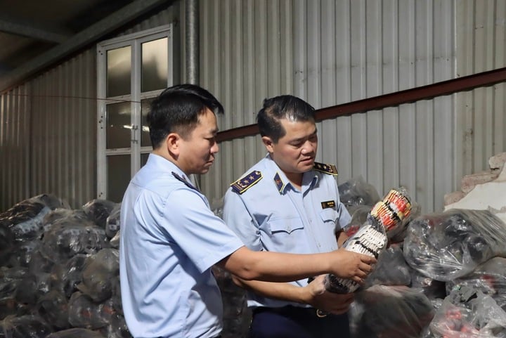 Cục Quản lý và Phát triển thị trường trong nước tạm giữ một số lượng lớn nguyên liệu, nhãn mác, tem, cùng gần 10.000 đôi tất có dấu hiệu giả xuất xứ và nhãn hiệu. (Ảnh: DMS)